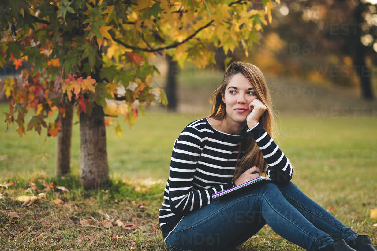 mujer-leyendo-novela-romántica-clásica-en-parque