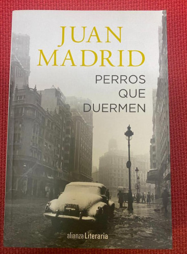 Portada del libro PERROS QUE DUERMEN. JUAN MADRID. 2017, ALIANZA EDITORIAL.