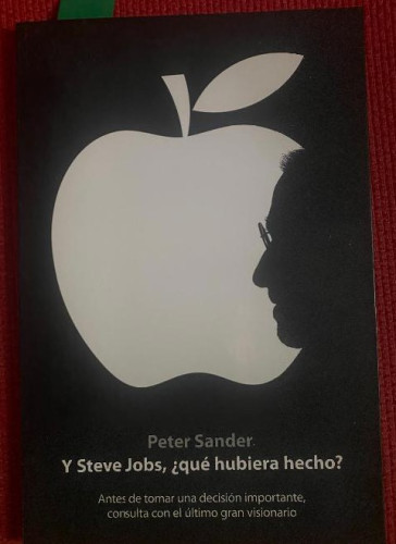 Portada del libro de Y Steve Jobs, ¿qué hubiera hecho?: Antes de tomar una decisión importante, consulta con el último gran...