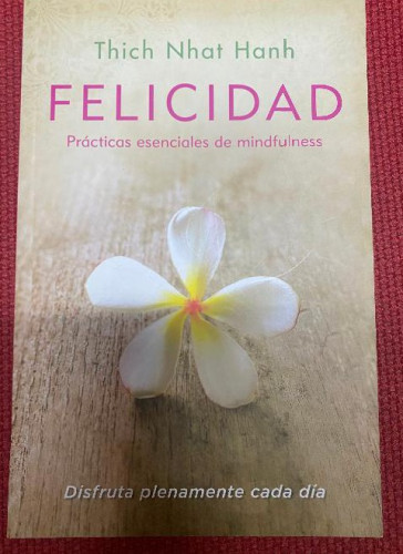 Portada del libro de FELICIDAD, PRÁCTICAS ESENCIALES DE MINDFULNESS. THICH NHAT HANH. 2013, KAIRÓS.