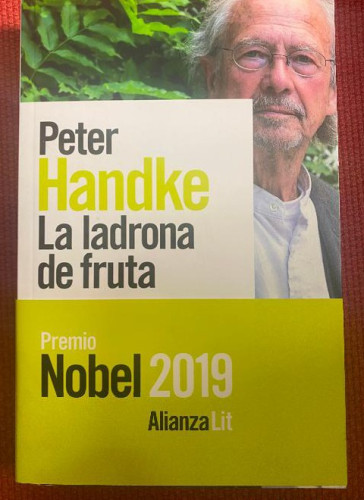 Portada del libro de La ladrona de fruta: o Viaje de ida al interior del país (Alianza Literaturas)