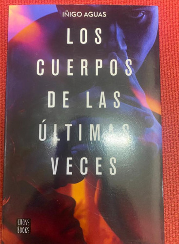 Portada del libro de LOS CUERPOS DE LAS ÚLTIMAS VECES. ÍÑIGO AGUAS. 2020, CROSSBOOKS, NUEVO.