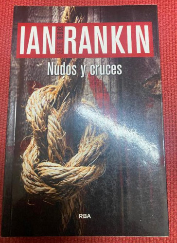 Portada del libro NUDOS Y CRUCES. IAN RANKIN. RBA, 2011.