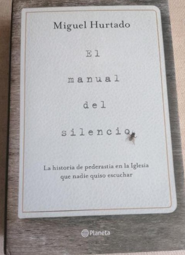Portada del libro de El manual del silencio. La historia de la Pederastia en la Iglesia que nadie quiso escuchar. HURTADO