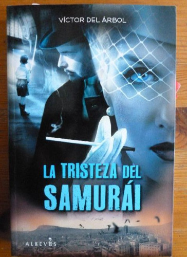 Portada del libro de LA TRISTEZA DELSAMURAI. VICTOR DELARBOL. ALREVES. 2011 413pp