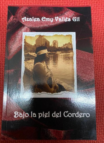 Portada del libro de BAJO LA PIEL DEL CORDERO. AZALEA EMY VALLÉS GIL. 2019.