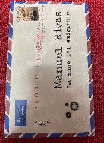 Portada del libro de LA MANO DEL EMIGRANTE. MANUEL RIVAS. ALFAGUARA, 2001.
