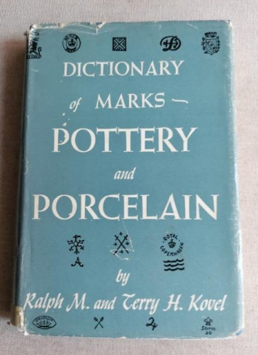 Portada del libro de Dictionary of marks pottery and porcelain. Ralp M. and Terry H. Kovel. CROWN PUBLISHERS. 1965 278pp