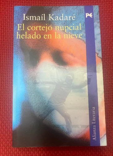 Portada del libro de EL CORTEJO NUPCIAL HELADO EN LA NIEVE. ISMAIL KADARE. ALIANZA, 2001.