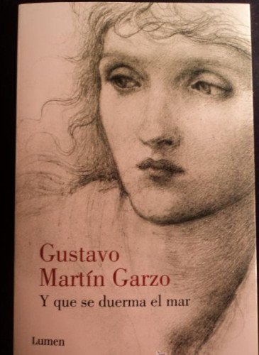 Portada del libro de Y QUE SE DUERMA EL MAR. MARTIN GARZO. LUMEN. 2012 220 PAG