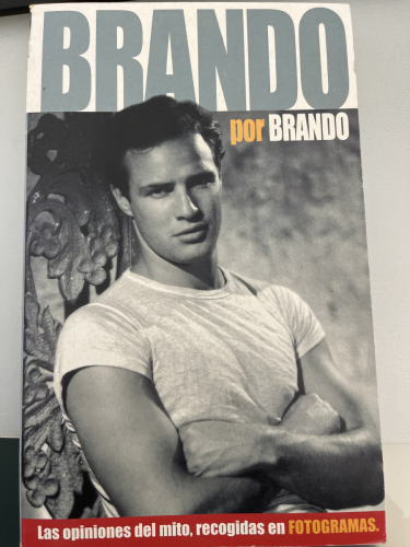 Portada del libro de BRANDO POR BRANDO. LAS OPIONES DEL MITO RECOGIDAS EN FOTOGRAMAS. 2004 159pp