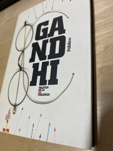 Portada del libro de GANDHI - POLÍTICA DE LA NO VIOLENCIA - ED. DIARIO PÚBLICO - 2010.