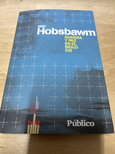 Portada del libro de GUERRA Y PAZ EN EL SIGLO XXI - ERIC HOBSBAWN (PÚBLICO) HISTORIA