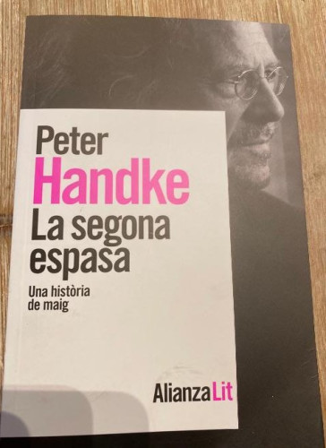 Portada del libro de LA SEGONA ESPASA. UNA HISTÒRIA DE MAIG. PETER HANDKE. ALIANZA, 2022.