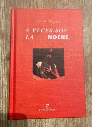 Portada del libro de A VECES SOY LA NOCHE. BERTA VÁZQUEZ. ESPASA, 2022. NUEVO.