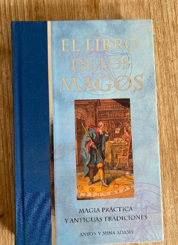 Portada del libro de EL LIBRO DE LOS MAGOS. MAGIA PRÁCTICA Y ANTIGUAS TRADICIONES. ANTON Y MINA ADAMS. EDAF, 2003.