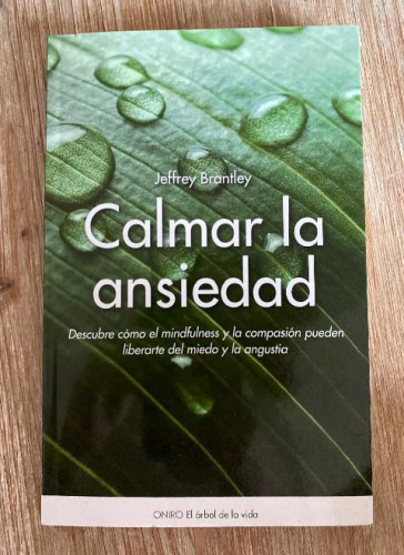 Portada del libro de Calmar la ansiedad: Descubre cómo el mindfulness puede liberarte del miedo y la angustia (El Árbol de...