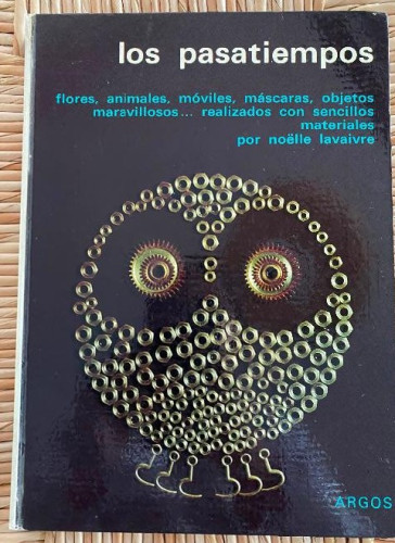 Portada del libro de LOS PASATIEMPOS. NOELLE LAVAIVRE. FOTOGRAFÍAS DE YVES JANNES. ARGOS, 1972.