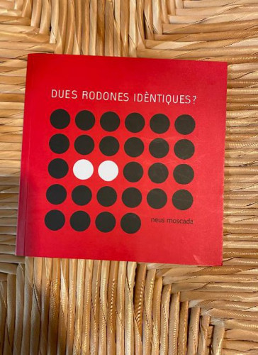 Portada del libro de DUES RODONES IDÈNTIQUES? NEUS MOSCADA. COLLECCIO UNA RODONDA QUADRADA. SD EDICIONS, 2009.