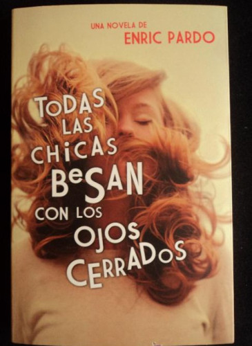 Portada del libro de Todas las chicas besan con los ojos cerrados (Reservoir Narrativa)