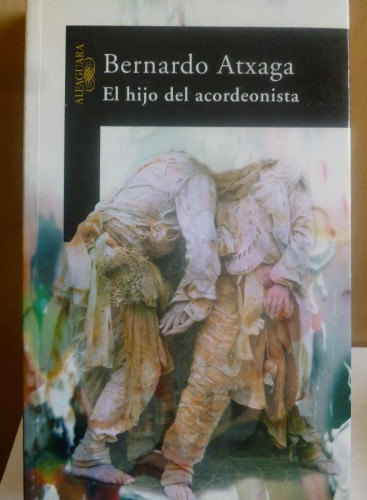 Portada del libro de EL HIJO DEL ACORDEONISTA Alfaguara, BERNARDO ATXAGA, tapa blanda. Condición: bien.