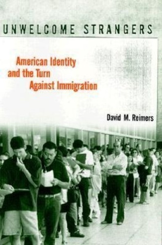 Portada del libro de Unwelcome Strangers & 8211; American Identity & 38; the Turn Against Immigratio