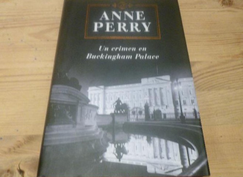 Portada del libro de Un Crimen En Buckingham Palace Anne Perry Plaza & Janes Editories (2008), 350pp