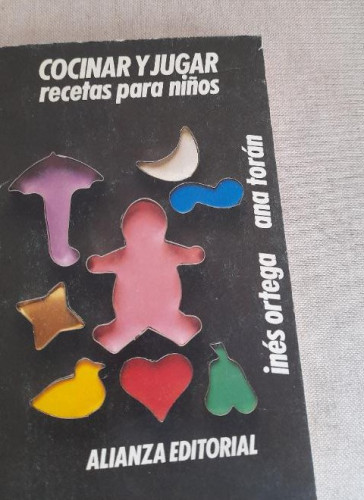 Portada del libro de COCINAR Y JUGAR. Recetas para niños. - Ortega. Inés, / Ana Torán. Alianza ed. 1987