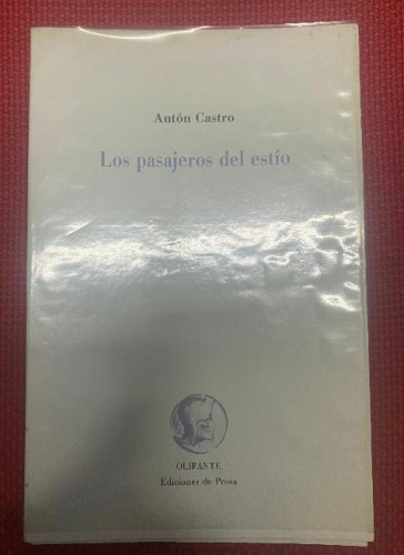 Portada del libro de LOS PASAJEROS DEL ESTÍO. ANTÓN CASTRO. OLIFANTE, EDICIONES DE PROSA, 1991.