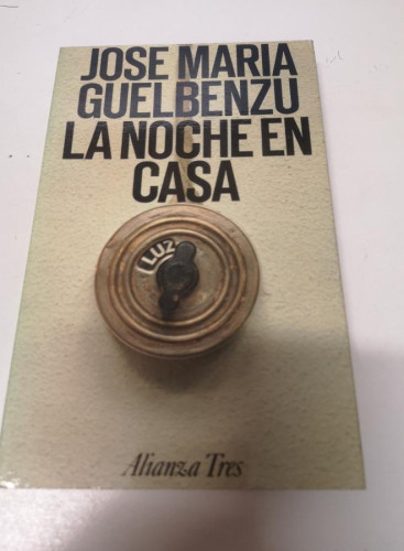Portada del libro de La noche en casa (Alianza Tres (At))
