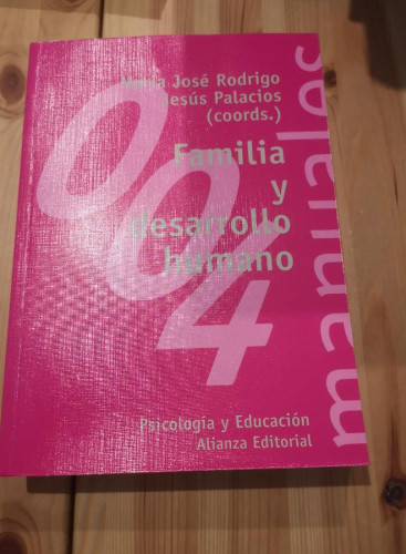Portada del libro de Familia y desarrollo humano (Manuales / Psicologia y Educacion)