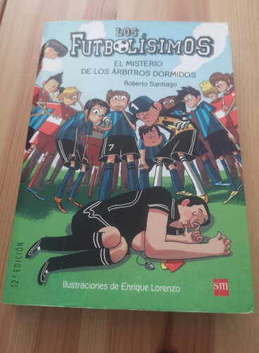 Portada del libro de Los Futbolísimos 11: El misterio de los árbitros dormidos- Roberto Santiago- SM