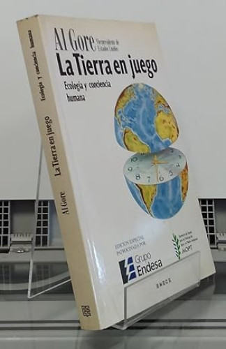 Portada del libro de La tierra en juego