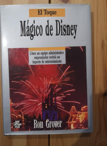 Portada del libro de MAGICO DE DISNEY. Como un equipo administrativo emprendedor revivio un imperio de entretenimiento.