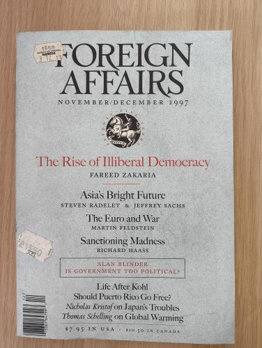 Portada del libro de Foreign Affairs - The Rise of Illiberal Democracy