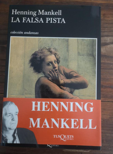 Portada del libro La falsa pista-] Mankell, Henning - Editorial Tusquets