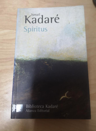 Portada del libro de Spiritus: Novela con caos, revelación y vestigios- Kadaré, Ismaíl- Ed Alianza