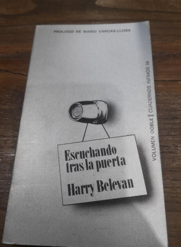 Portada del libro de Escuchando tras la puerta -Belevan, Harry- Editorial Tusquets