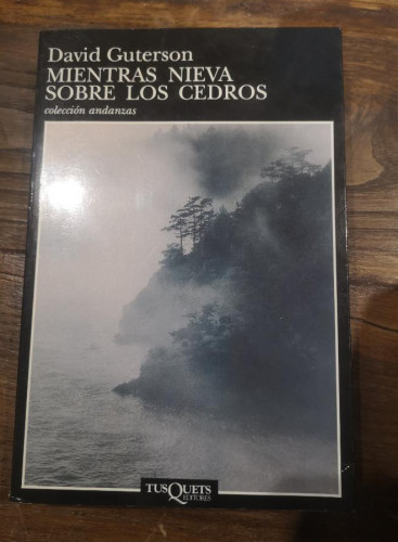 Portada del libro de Mientras nieva sobre los cedros (Andanzas)