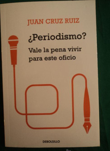 Portada del libro de ¿PERIODISMO? VALE LA PENA VIVIIR ESTE OFICIO. JUAN CRUZ. 2012 251 PAG