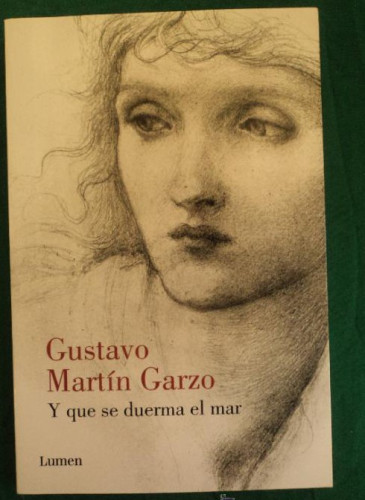 Portada del libro de Y QUE SE DUERMA EL MAR. MARTIN GARZO. ED. LUMEN 2012 240 PAG