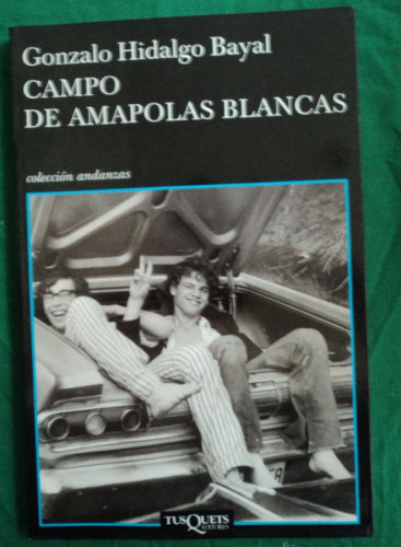 Portada del libro de CAMPO DE AMAPOLAS BLANCAS. HIDALGO BAYAL. TUSQUETS. 2008 109 PAG