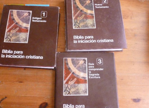 Portada del libro de iblia para la Iniciación Cristiana (3 Vols). Tomo I. Antiguo Testamento. Tomo II. Nuevo Testamento.