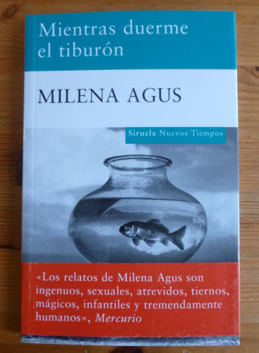 Portada del libro de MIENTRAS DUERME EL TIBURON. MILENA AGUS. SIRUELA. 2009 141 PAG