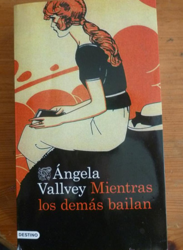 Portada del libro de MIENTRAS LOS DEMAS BAILAN. ANGELA VALLVEY. DESTINO. 2014 505 PAG