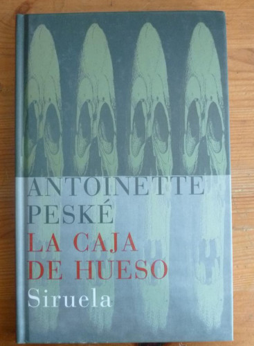 Portada del libro de LA CAJA DE HUESO Peske, Antoinette SIRUELA. 2005 132 PAG