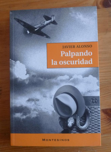 Portada del libro de PALPANDO LA OSCURIDAD. JAVIER ALONSO. MONTESINOS. 2010 298 PAG