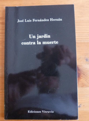 Portada del libro de UN JARDIN CONTRA LA MUERTE. JOSE L. FERNANDEZ HERNAN. ED. VITRUVIO. 2011 62 PAG