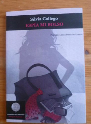 Portada del libro de ESPIA MI BOLSO. SILVIA GALLEGO. CUADERNOS DEL LABERINTO. 2013 75 PAG DEDICATORIA AUTORA.