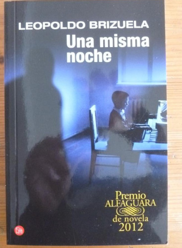 Portada del libro de UNA MISMA NOCHE. LEOPOLDO BRIZUELA. PUNTO DE LECTURA 2012 PREMIO ALFAGURA NOVELA. BOLSILLO